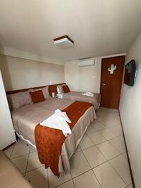 Quarto climatizado com uma cama queen e uma de solteiro , smarttv,cortina black out, com vista para o mar!