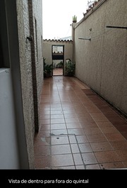 Vista de dentro para fora do quintal 