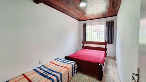 Quarto 4, com blackout e ventilador
