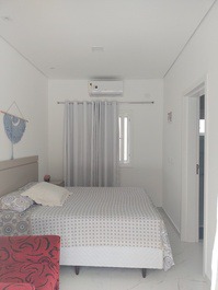 Quarto com banheiro e ar 