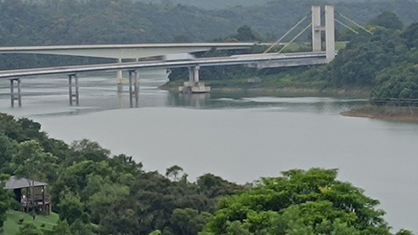 Vista da represa com pontes ao fundo