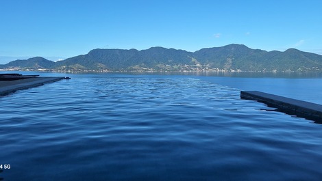 Piscina com borda infinita