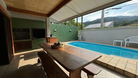 Ground floor house with swimming pool, 5 bedrooms, 50 meters from the sea