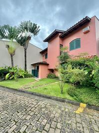 Casa a 100 metros del mar en urbanización cerrada en la playa de Baleia