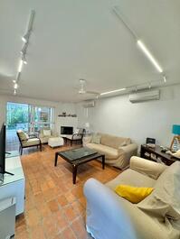 Casa a 100 metros del mar en urbanización cerrada en la playa de Baleia