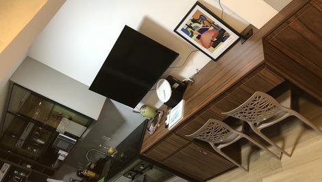 Sala com tv, internet, mesa embutida, home office