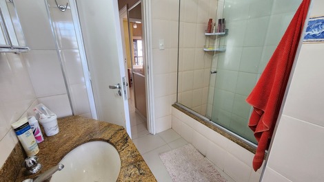 Pitangueiras 3 bedrooms air cond., 1 block from the sea, prime location