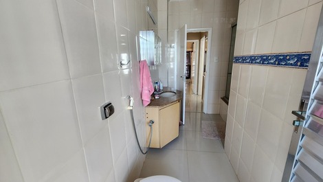 Pitangueiras 3 bedrooms air cond., 1 block from the sea, prime location