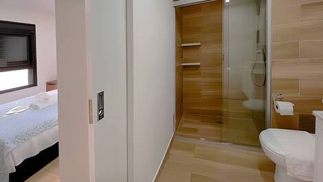 Banheiro com acesso direto pelo quarto