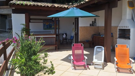 Vista área piscina, sala e churrasqueira