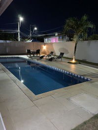 Piscina à noite