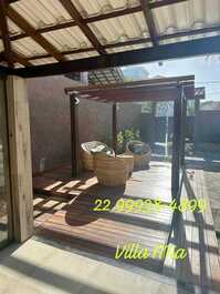 Pergolado com deck de madeira