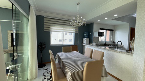 Apartamento 3 suítes frente mar Itapema Meia Praia SC