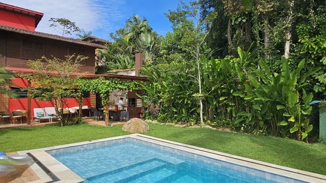 Piscina e pergolado com churrasqueira