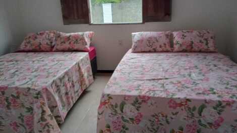 Quarto 2 com duas camas de casal 