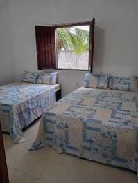 Quarto 3 com três camas de casal 