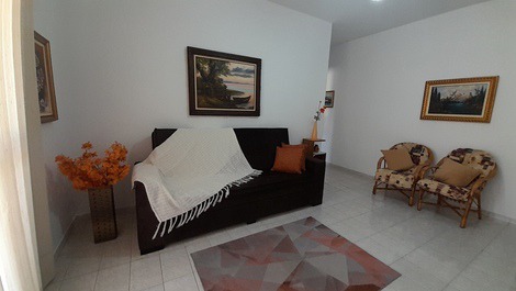 Sala com duas poltronas