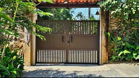 Piscina em 600 m2 de jardim