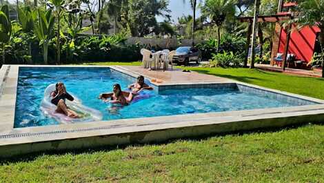Piscina em 600 m2 de jardim