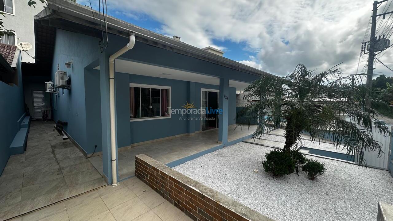 Casa para aluguel de temporada em Bombinhas (Praia de Bombas)