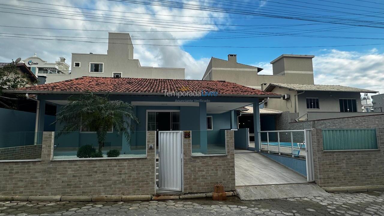 Casa para aluguel de temporada em Bombinhas (Praia de Bombas)