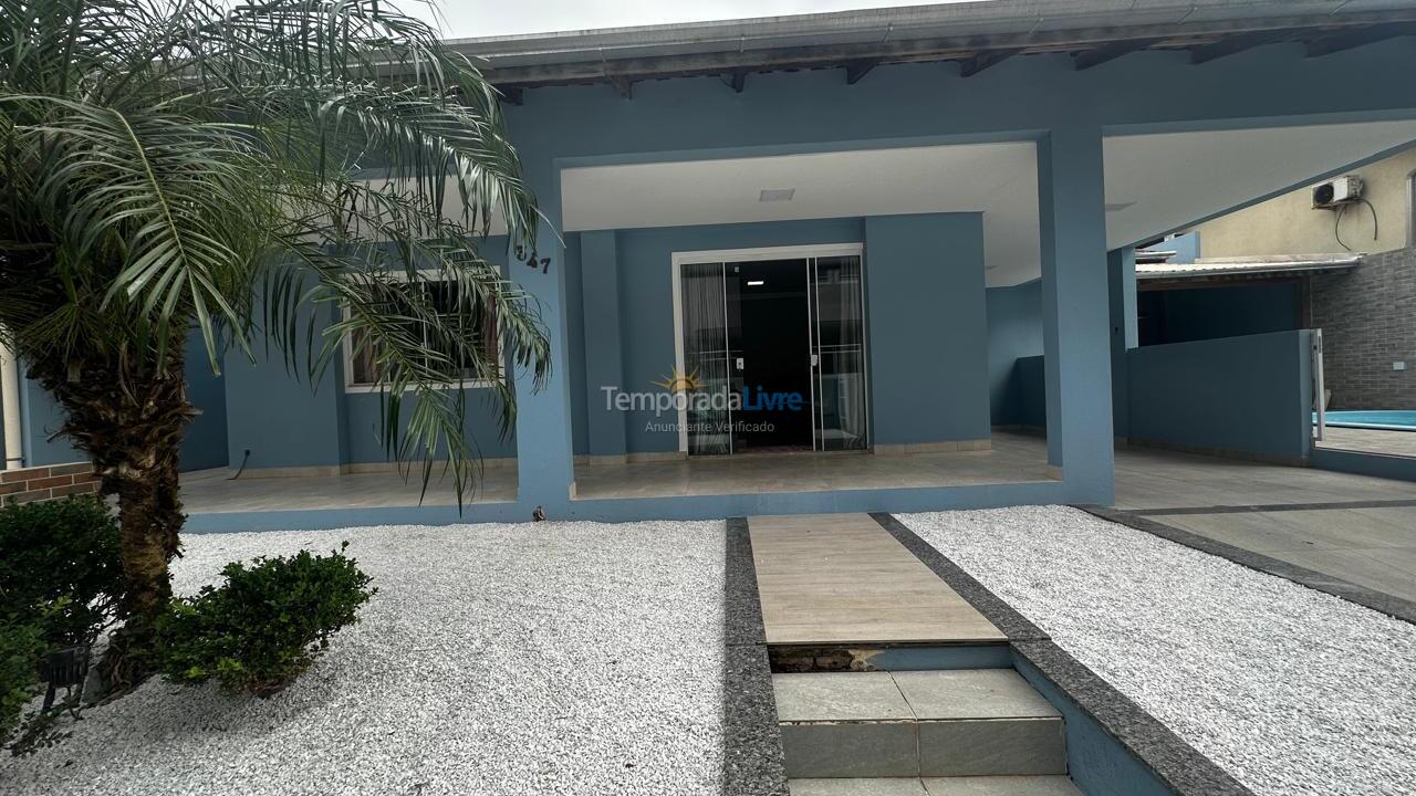 Casa para aluguel de temporada em Bombinhas (Praia de Bombas)