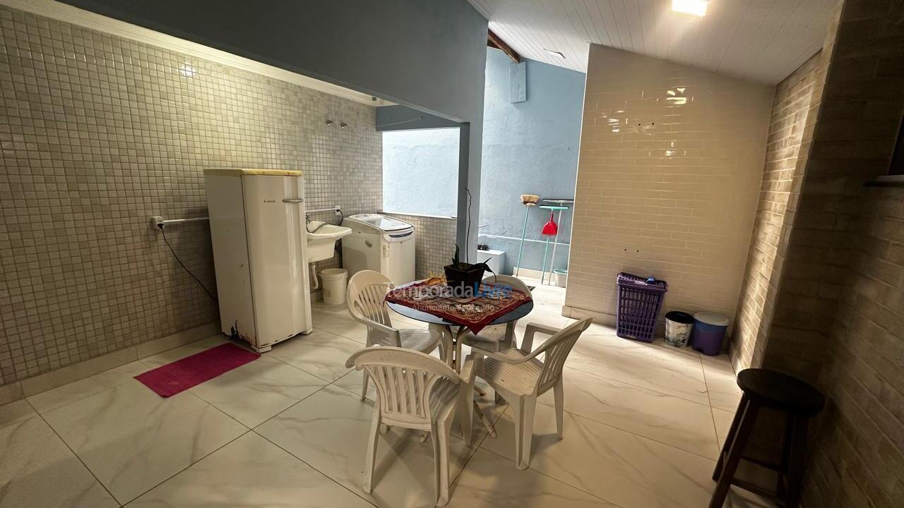 Casa para aluguel de temporada em Bombinhas (Praia de Bombas)