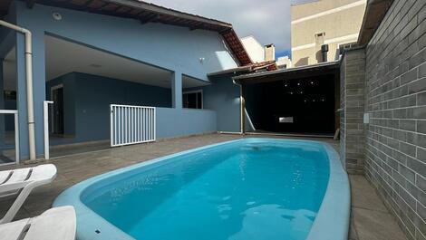 Linda casa para locação de temporada em Bombinhas-SC