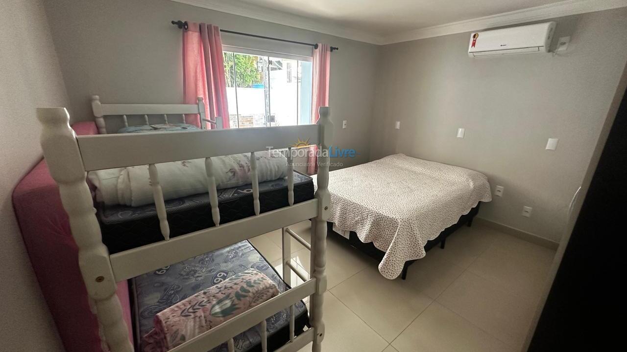 Casa para aluguel de temporada em Bombinhas (Praia de Bombas)