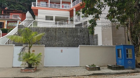 Vista frontal, guarita do condomínio na calçada 