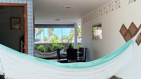 Entrada para as suítes de baixo e porta à esquerda para 2°andar