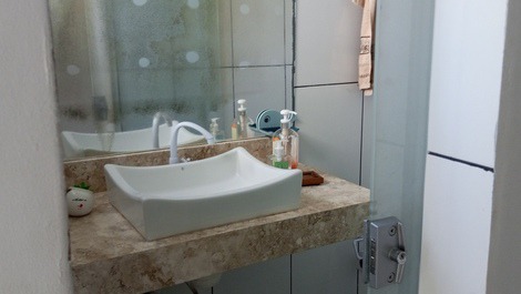 Lavabo saindo da sala para as suítes do 2° andar