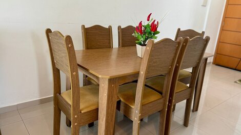 G023 - Apto Aconchegante c/ 2 Dorm | Sendo 1 Suíte | Wi-fi | Vaga...