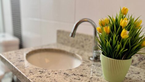 G023 - Apto Aconchegante c/ 2 Dorm | Sendo 1 Suíte | Wi-fi | Vaga...