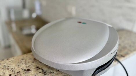 G023 - Apto Aconchegante c/ 2 Dorm | Sendo 1 Suíte | Wi-fi | Vaga...