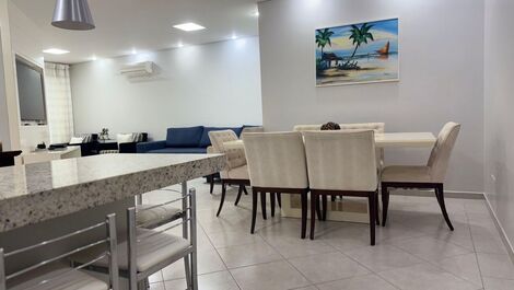 Sala de jantar com mesa e 6 cadeiras