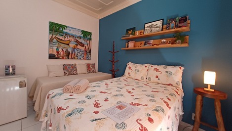 Cama de casal, cama de solteiro e frigobar