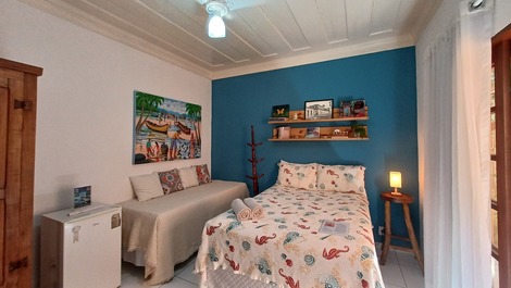 Camas de casal e de solteiro, estante de livros, cabideiro, luminária, frigobar, cortina e armário