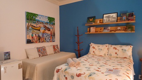 Cama de casal, cama de solteiro e frigobar