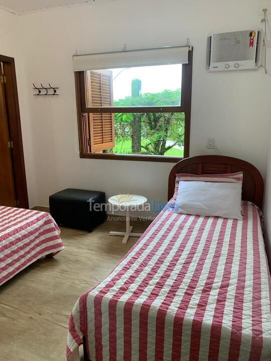 Casa para alquiler de vacaciones em São Sebastião (Praia da Baleia)