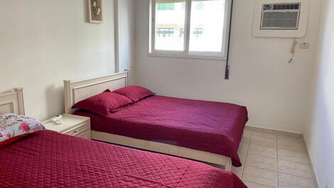 Quarto 2 - 1 cama de casa e 1 cama de solteiro, guarda roupa, ventilador e ar condicionado. 