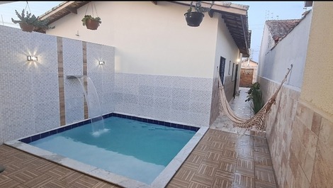 Piscina com cascata e prainha para as crianças  🥰