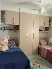 Quarto com banheiro duas camas de solteiro mais uma auxiliar 