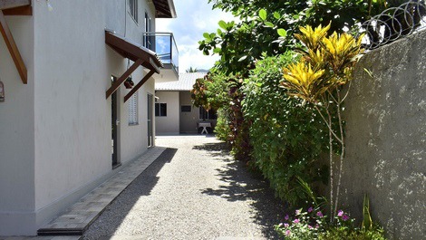 Aluga-se a casa de fundos