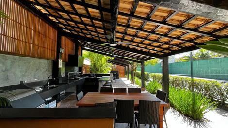 Churrasqueira comum e quadra de tênis