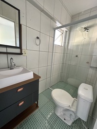 Bwc que atende área de churrasco e beliche da lavanderia