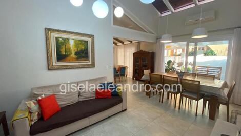 House with 4 suites in Jurere Internacional