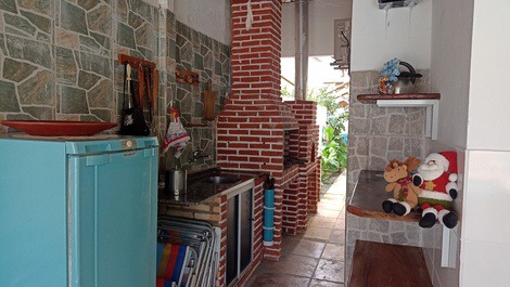 Àrea de lazer(apoio da piscina: churrasqueira, forninho pizza, geladeira, aparadores, conj de mesas