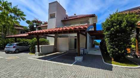 Belíssima Casa Frente ao Mar em Barra do Una Locação e Venda !