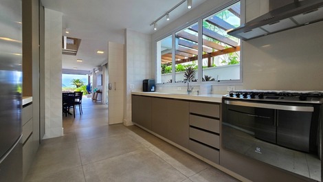 Belíssima Casa Frente ao Mar em Barra do Una Locação e Venda !